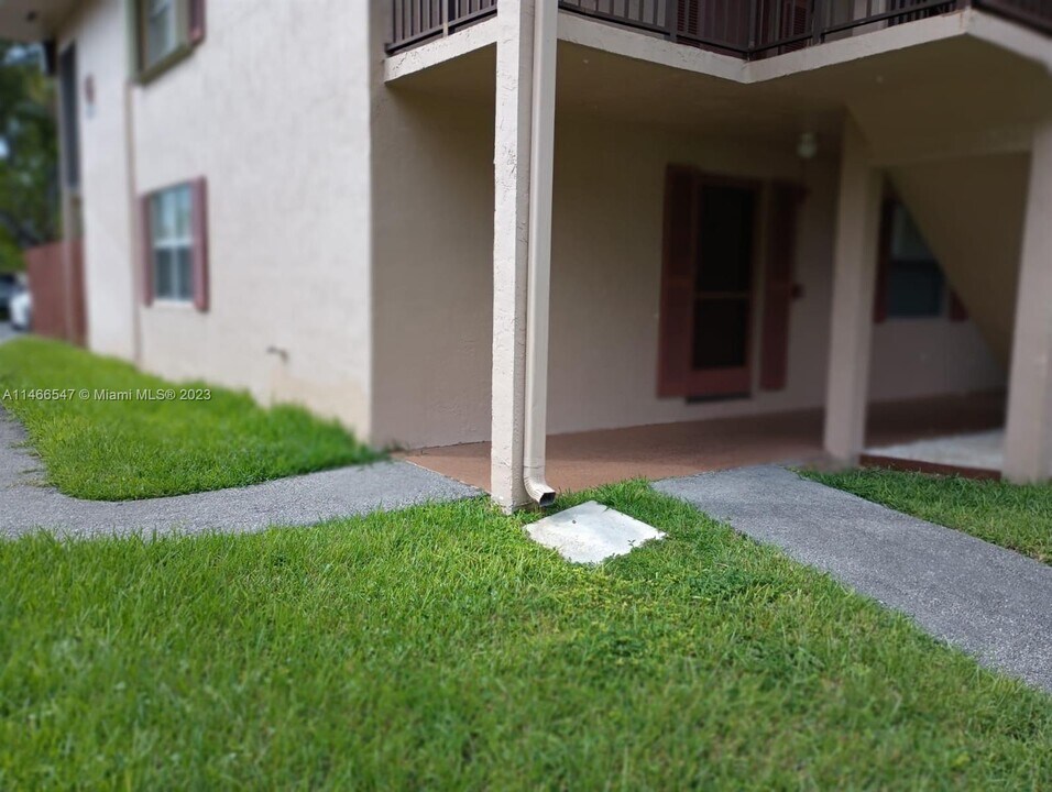 11253 SW 88th St-Unit -105G in Miami, FL - Building Photo