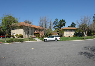 Los Arboles Apartments in Thousand Oaks, CA - Building Photo - Building Photo