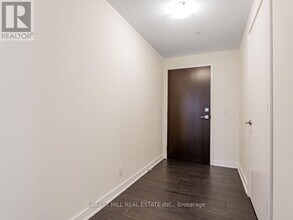 2221 Yonge St in Toronto, ON - Building Photo - Building Photo