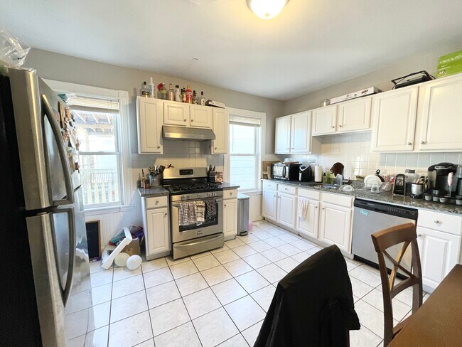 9 Taft St, Unit 3 in Boston, MA - Building Photo - Building Photo