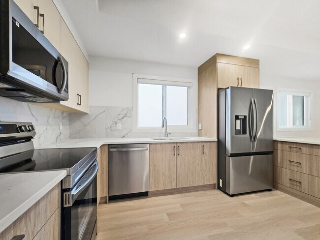 6123-6133 33 Ave NW in Calgary, AB - Building Photo - Building Photo