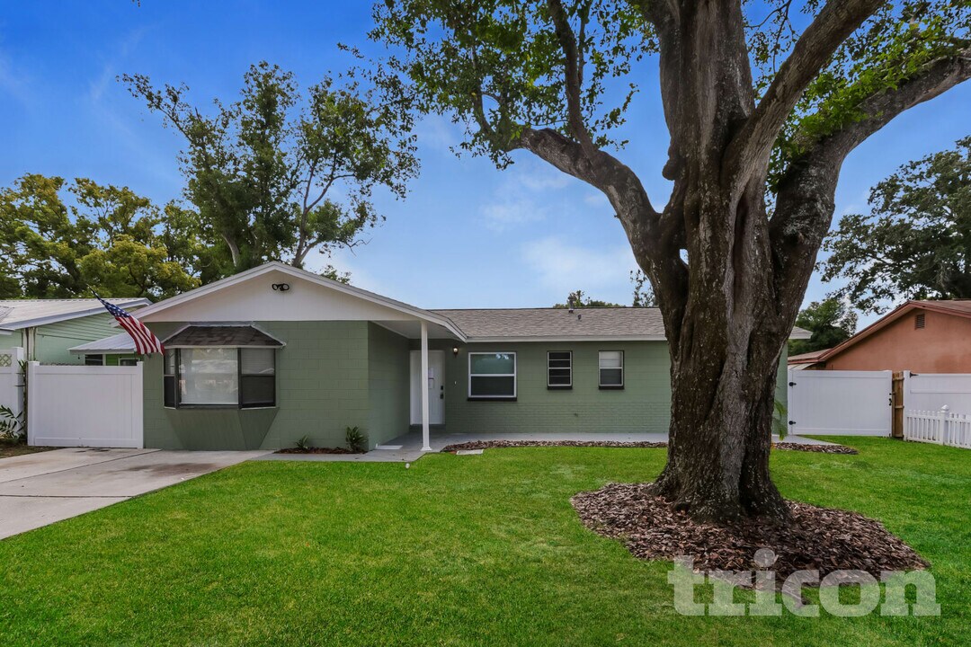 111 Sheryl Lynn Dr in Brandon, FL - Foto de edificio