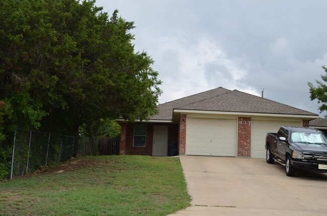 property at 933 Ramblewood St
