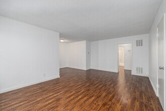 1475 S Wooster St in Los Angeles, CA - Building Photo - Interior Photo