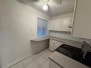 2380 Diana Dr in Hallandale Beach, FL - Building Photo - Building Photo