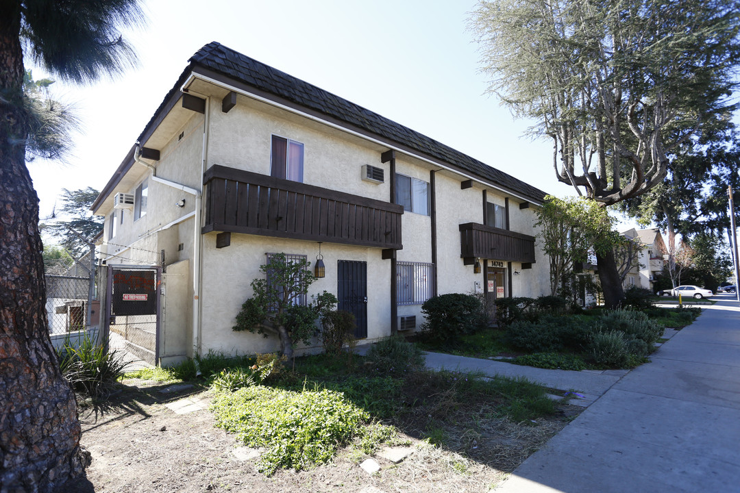 14742 Vanowen St in Van Nuys, CA - Building Photo