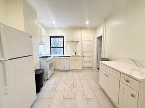 1855 Beacon St, Unit 2 in Brookline, MA - Foto de edificio - Building Photo