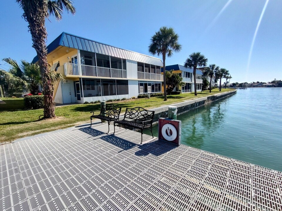 1201 Bayshore Dr in Fort Pierce, FL - Building Photo