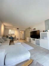 1350 SE 3rd Ave, Unit 212 in Dania Beach, FL - Foto de edificio - Building Photo