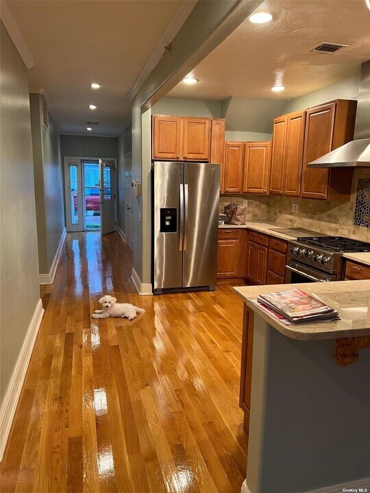 77-11 Aquatic Dr, Unit A in Queens, NY - Building Photo
