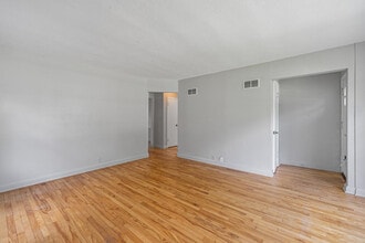 5231 N Bay Ridge Ave in Whitefish Bay, WI - Building Photo - Building Photo