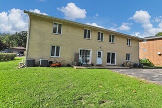 31 Green Oaks Dr in Crystal Lake, IL - Building Photo - Building Photo