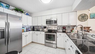 7205 Thomas Dr in Panama City Beach, FL - Building Photo - Building Photo