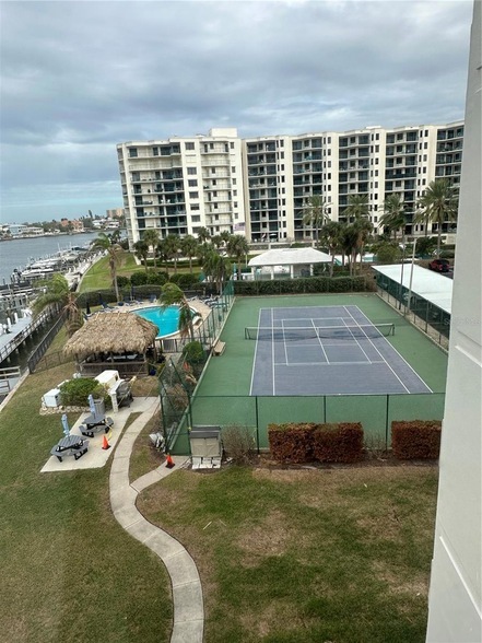 660 Island Way, Unit 405 in Clearwater, FL - Building Photo