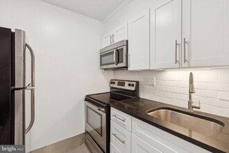 224 W Rittenhouse Square in Philadelphia, PA - Building Photo - Building Photo