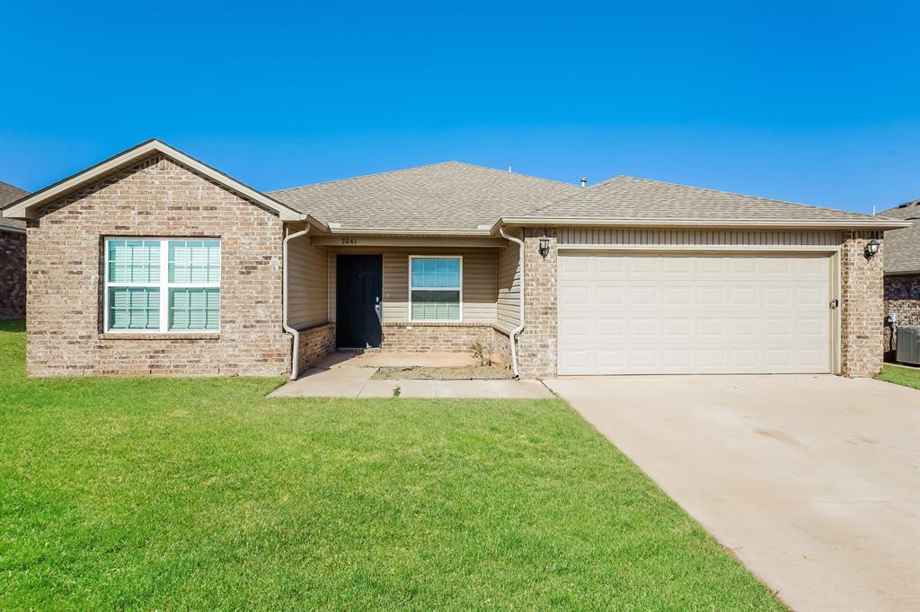 2041 W Hunters Springs Way in Mustang, OK - Building Photo