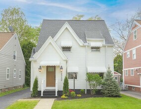 2332 Allison Rd in University Heights, OH - Foto de edificio - Building Photo