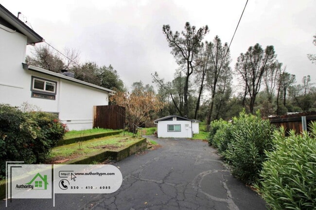 17875 Walker Mine Rd in Redding, CA - Building Photo - Building Photo