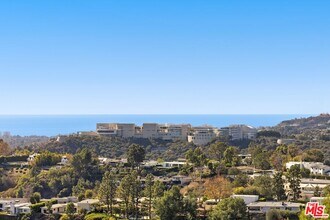 1041 Somera Rd in Los Angeles, CA - Building Photo - Building Photo