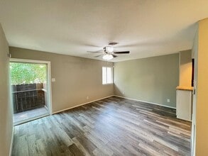 909 Silber Rd, Unit 36 in Houston, TX - Building Photo - Building Photo
