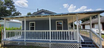 1152 Hill St, Unit B in Nederland, TX - Building Photo