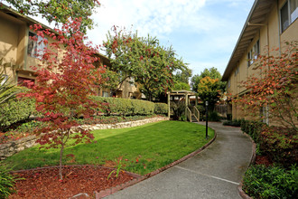 Town House Plaza in Castro Valley, CA - Foto de edificio - Building Photo