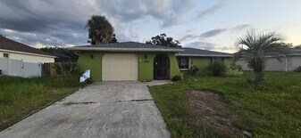 1174 Victoria Ave in Port Charlotte, FL - Building Photo
