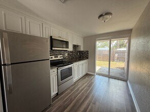 350 N Elm St in Englewood, FL - Building Photo - Building Photo