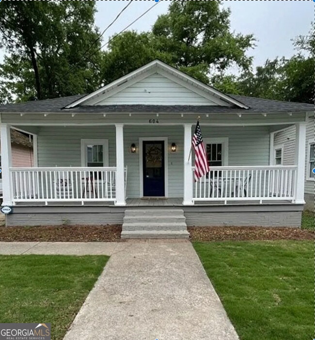 property at 604 W 10th St NE