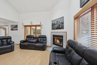 1216 N High Point Rd in Middleton, WI - Foto de edificio - Building Photo