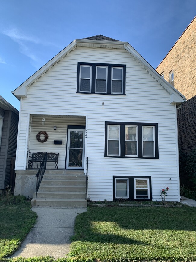 4704 W Waveland Ave, Unit Floor 2 in Chicago, IL - Building Photo - Building Photo