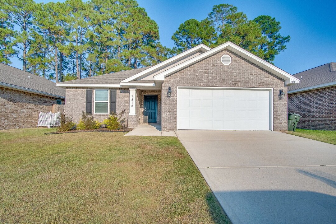 7818 Lakeside Oaks Dr in Bellview, FL - Building Photo