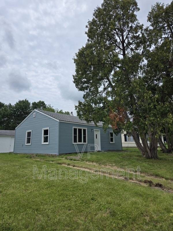 property at 7425 N Oak St