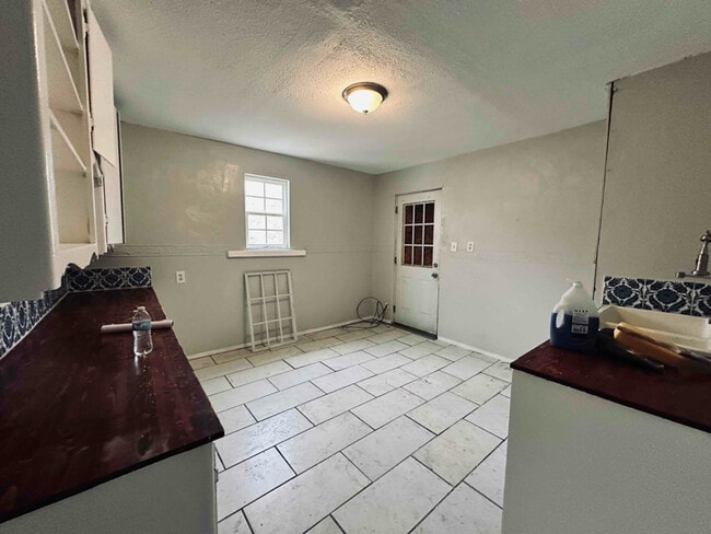 407 NW 5th St-Unit -above garage in Lawton, OK - Foto de edificio - Building Photo