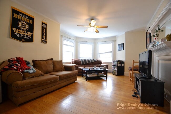 26 Mapleton St, Unit 1 in Boston, MA - Foto de edificio - Building Photo