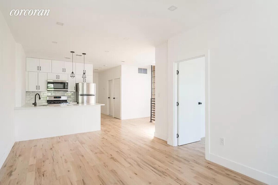 297 Hinsdale St in Brooklyn, NY - Building Photo