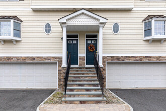 Lakeside Townhomes in Danbury, CT - Building Photo - Building Photo