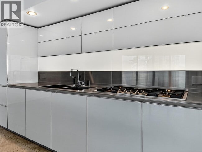 838 W Hastings St in Vancouver, BC - Building Photo - Building Photo