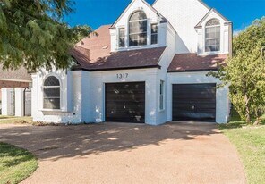 1317 Carver Ln in Irving, TX - Building Photo