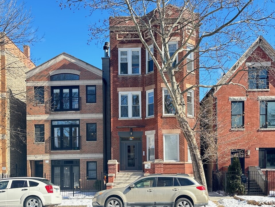 841 N Mozart St, Unit E09P in Chicago, IL - Building Photo