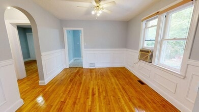 COZY TWO BEDROOM BUNGALOW WITH LARGE YARD in London, ON - Building Photo - Building Photo