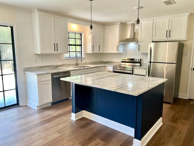 property at 1208 King Henry Dr