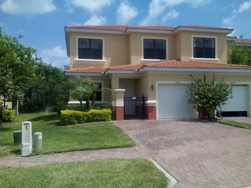 1362 Pacific Rd in Kissimmee, FL - Building Photo