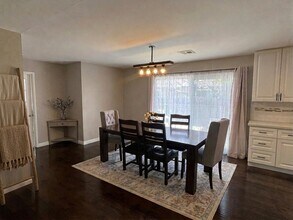 10554 Andasol Ave in Granada Hills, CA - Foto de edificio - Building Photo