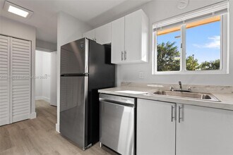 6255 SW Kendale Lakes Cir in Miami, FL - Building Photo - Building Photo