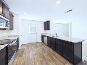 525 Riverdale Dr in Jarrell, TX - Building Photo - Building Photo