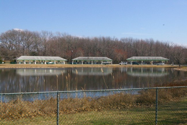 Manor Lake Apartments in Villas, NJ - Building Photo - Building Photo