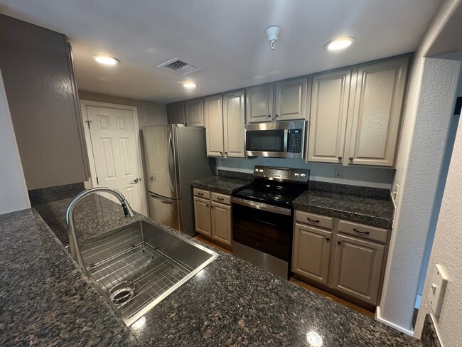 180 Cook St, Unit 408 in Denver, CO - Building Photo - Building Photo