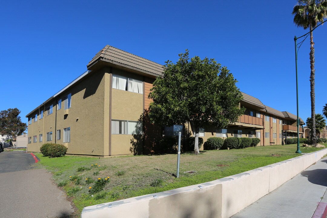 Oak Manor Apartments in Poway, CA - Foto de edificio