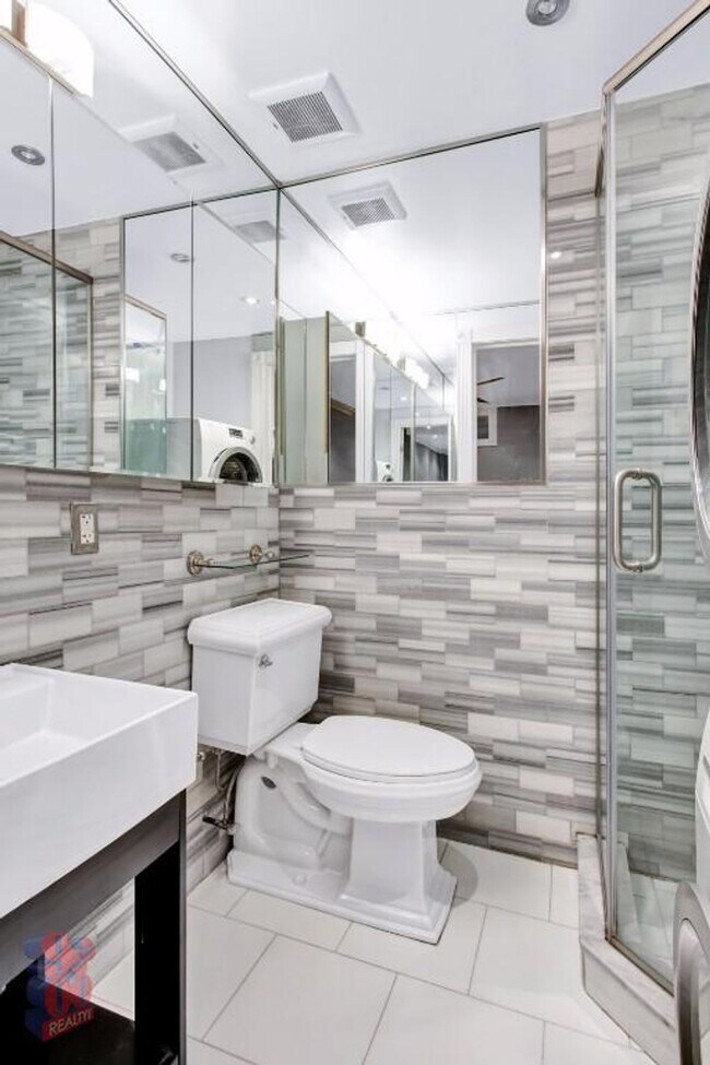 East 102nd Street in New York, NY - Foto de edificio - Building Photo